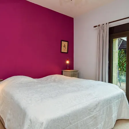 Historic Holiday In With Swimming Pool Vakantiehuis